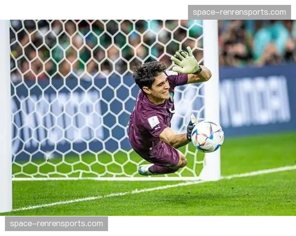 英雄与罪人：塞维利亚门将布努精彩扑救后的一次致命出击失误