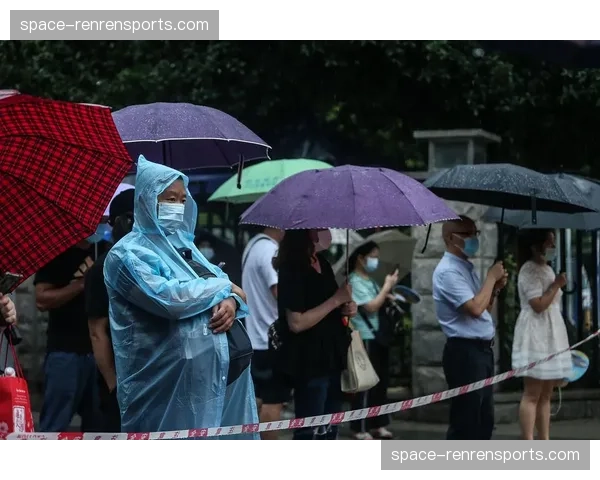 科隆当地气象部门发布雷暴预警,周末对阵弗赖堡的比赛可能延期 科隆当地气象部门发布雷暴预警,周末对阵弗赖堡的比赛可能延期